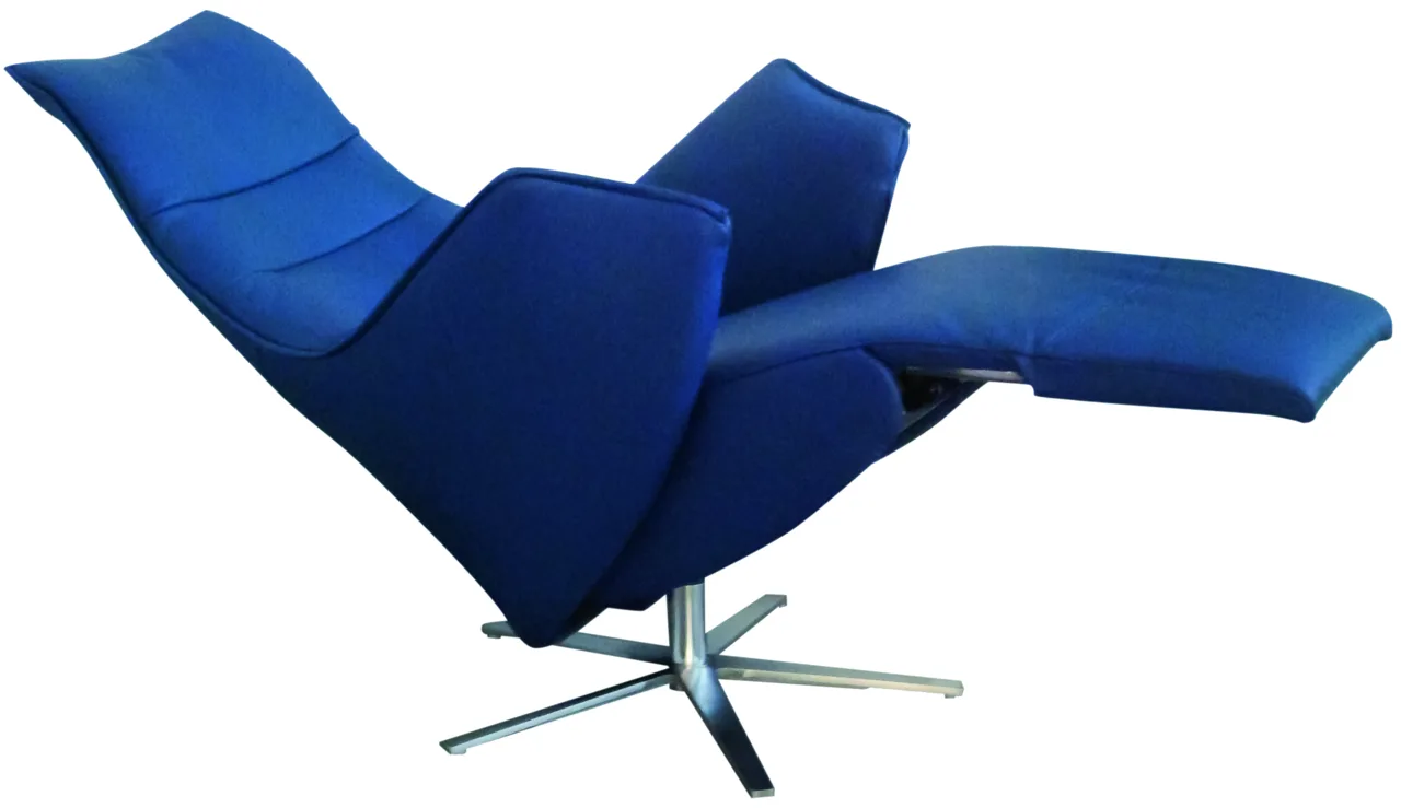 Sessel in blauem Leder mit Sternfuss, Seitenansicht