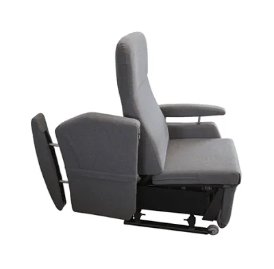 Optional abklappbare Armlehne für Rollstuhlfahrer